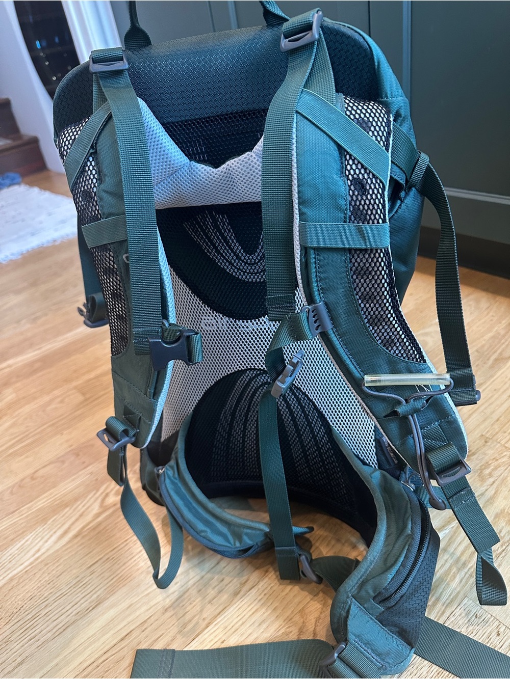 OSPREY Dark Green Backpack with Bright Lime Green Rain Cover Ventilated back - Picture 2 of 14